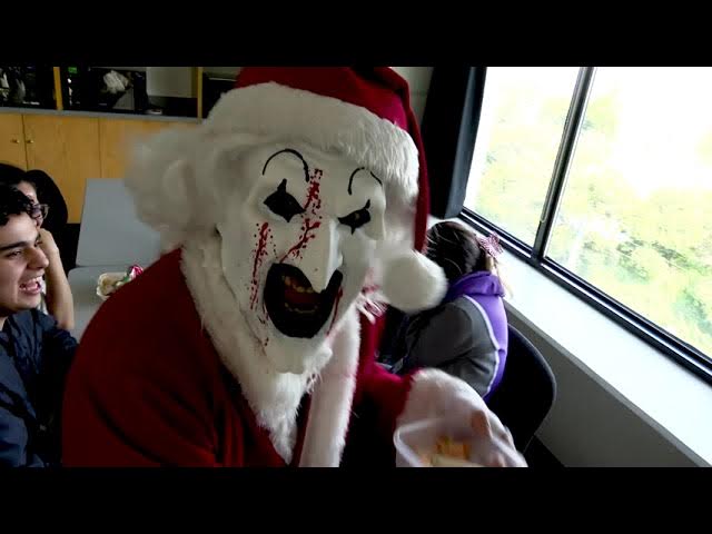 Terrifier estuvo en las instalaciones de Oye y estuvo haciendo de las suyas..